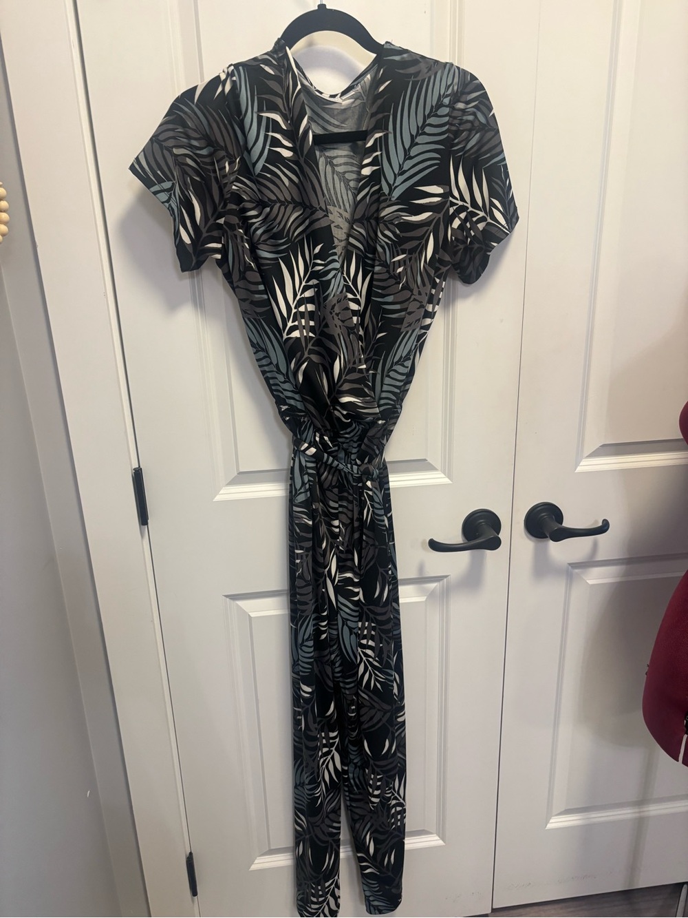 Women's Black & Green Leaf Print Jumper
